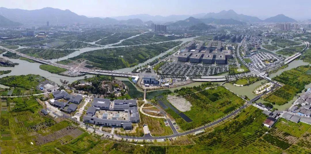 探索新城国际大厦，城市天际线上的璀璨明珠