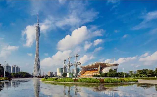 探索城市新地标，新梅联合广场的多元魅力