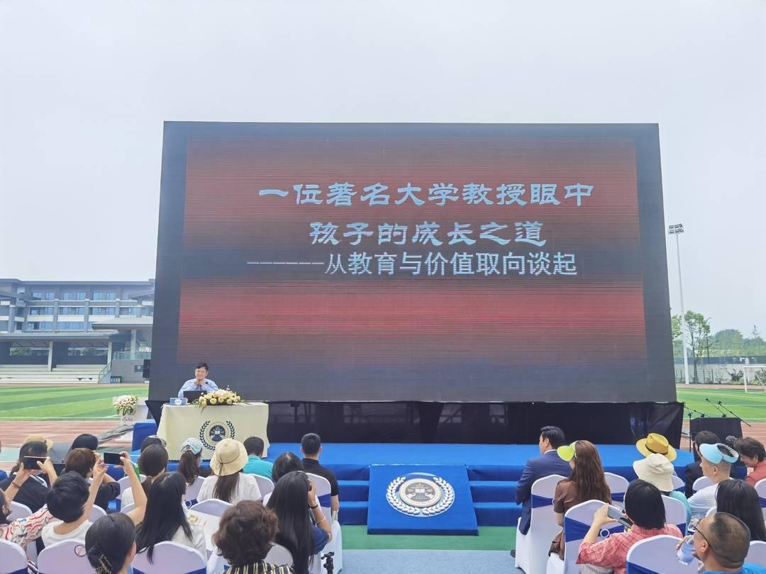 郑强，在开讲啦的舞台上，点燃青春的火焰
