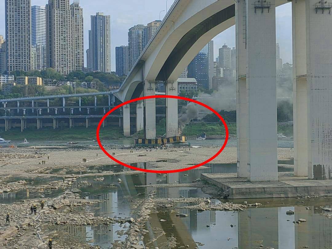 重庆今日突发，长江大桥下惊现不明物体，警方紧急介入调查