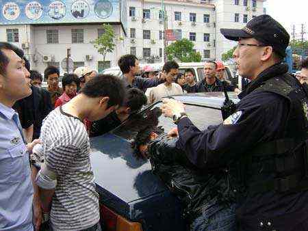 民警面对复杂人伦，在正义与亲情间抉择—以怕误伤嫌犯母亲未开枪为例民警怕误伤嫌犯母亲未开枪犯法吗