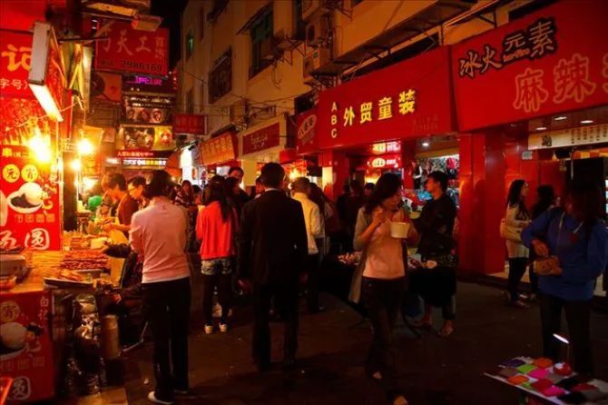夜市、美食街区 等夜间消费场景也重新焕发活力今晚澳门一码一码100准确