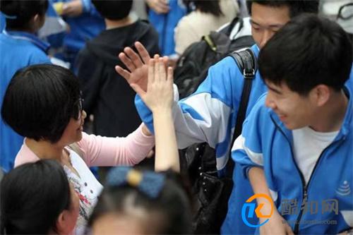 考场上的巨人梦想，2米3高考生的坚韧之旅高考考场多远不能施工